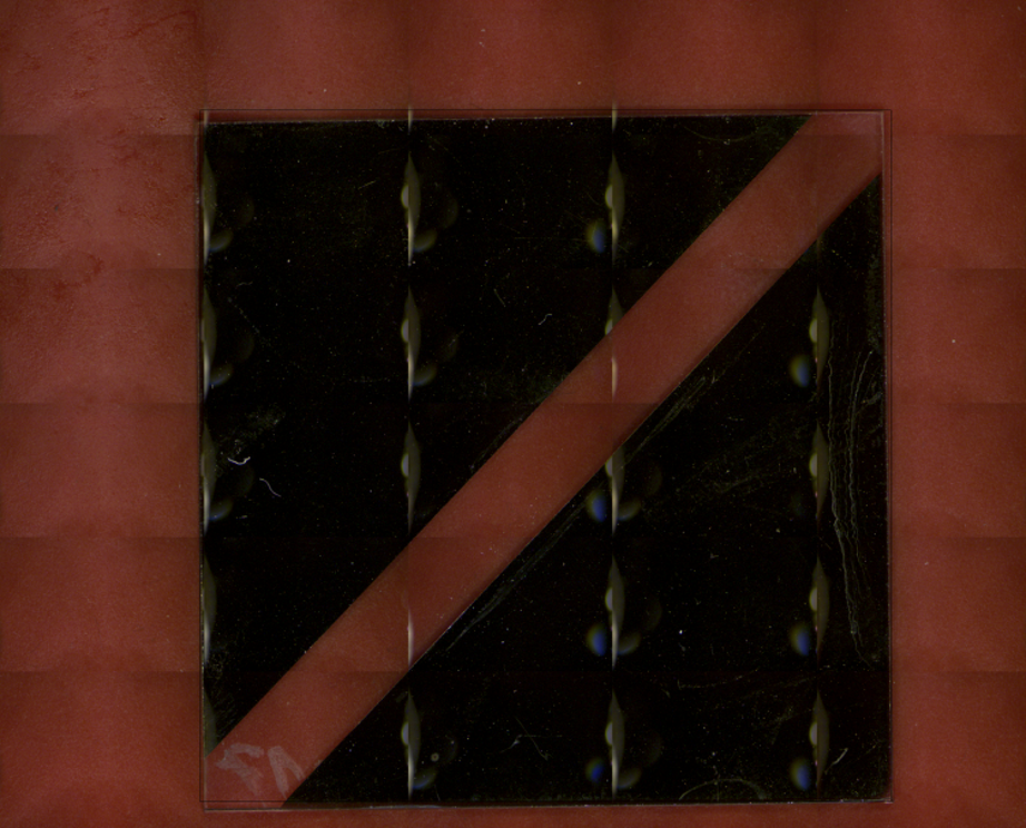 样品，两个电极在玻璃衬底上，是光诱导电解的测试装置。它由具有浓度梯度的双金属单分子层组成